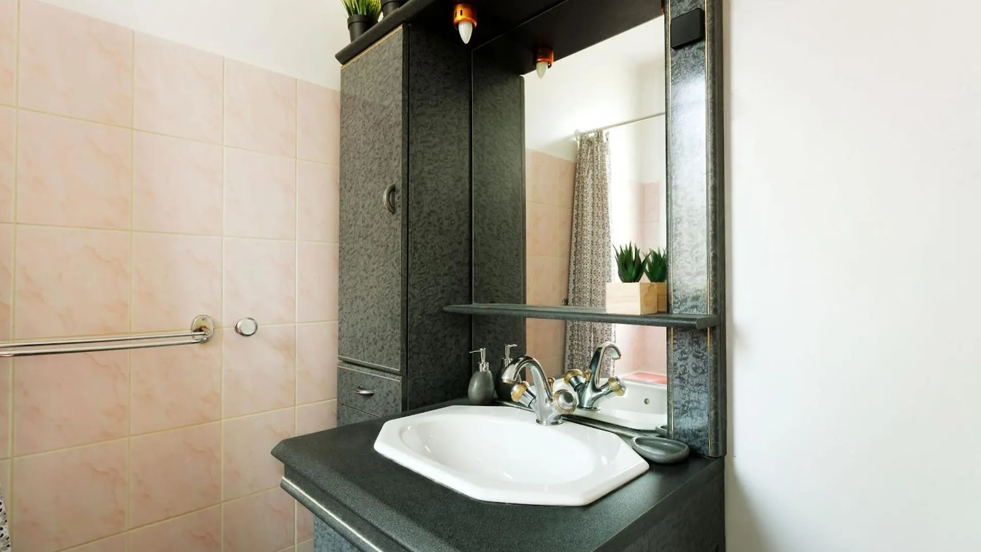 Bnbnova - 1Br Central Paris & Bastille 0*,  France